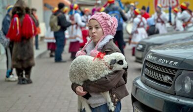 Romanya Paskalya’yı kutlarken, birçok yerde kuzu pazarları açıldı.