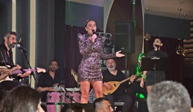 Demet Akalın İmza’da Hayranları ile Buluştu