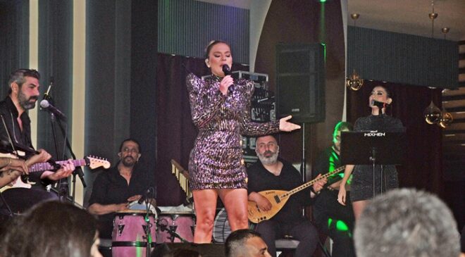 Demet Akalın İmza’da Hayranları ile Buluştu