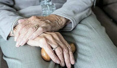 “Bir Kapıyı Kapatmak mı, Bir Sorumluluğu Paylaşmak mı?” İnsanlar Neden Anne ve Babalarını Bakımevine Yerleştirmekte Zorlanıyor?