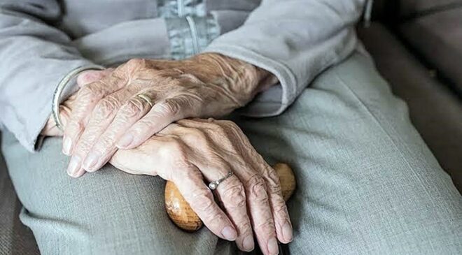 “Bir Kapıyı Kapatmak mı, Bir Sorumluluğu Paylaşmak mı?” İnsanlar Neden Anne ve Babalarını Bakımevine Yerleştirmekte Zorlanıyor?