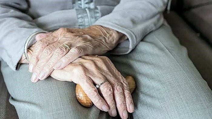 “Bir Kapıyı Kapatmak mı, Bir Sorumluluğu Paylaşmak mı?” İnsanlar Neden Anne ve Babalarını Bakımevine Yerleştirmekte Zorlanıyor?