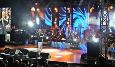 64.Bursa Festivali, Sanatçı Özcan Deniz’in Konseriyle Final Yaptı