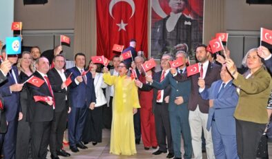 Bursa’da Mestanlı Derneği’nden görkemli Cumhuriyet balosundan anlamlı mesaj