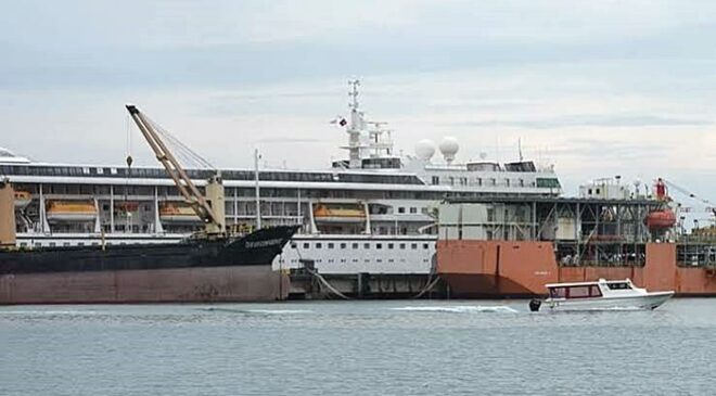 Ömür boyu cruise yolculuğuna çıkan 200 yolcu mahsur kaldı