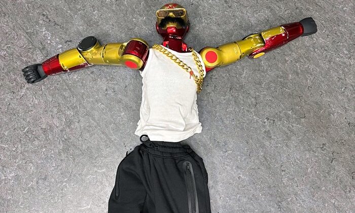 Polis 16 yaşındaki bir kıza cinsel tacizde bulunan robotu ele geçirdi !